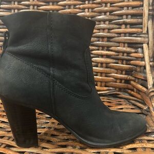 Vince Camuto Charcoal Heeled Ankle Boots in size 7.5